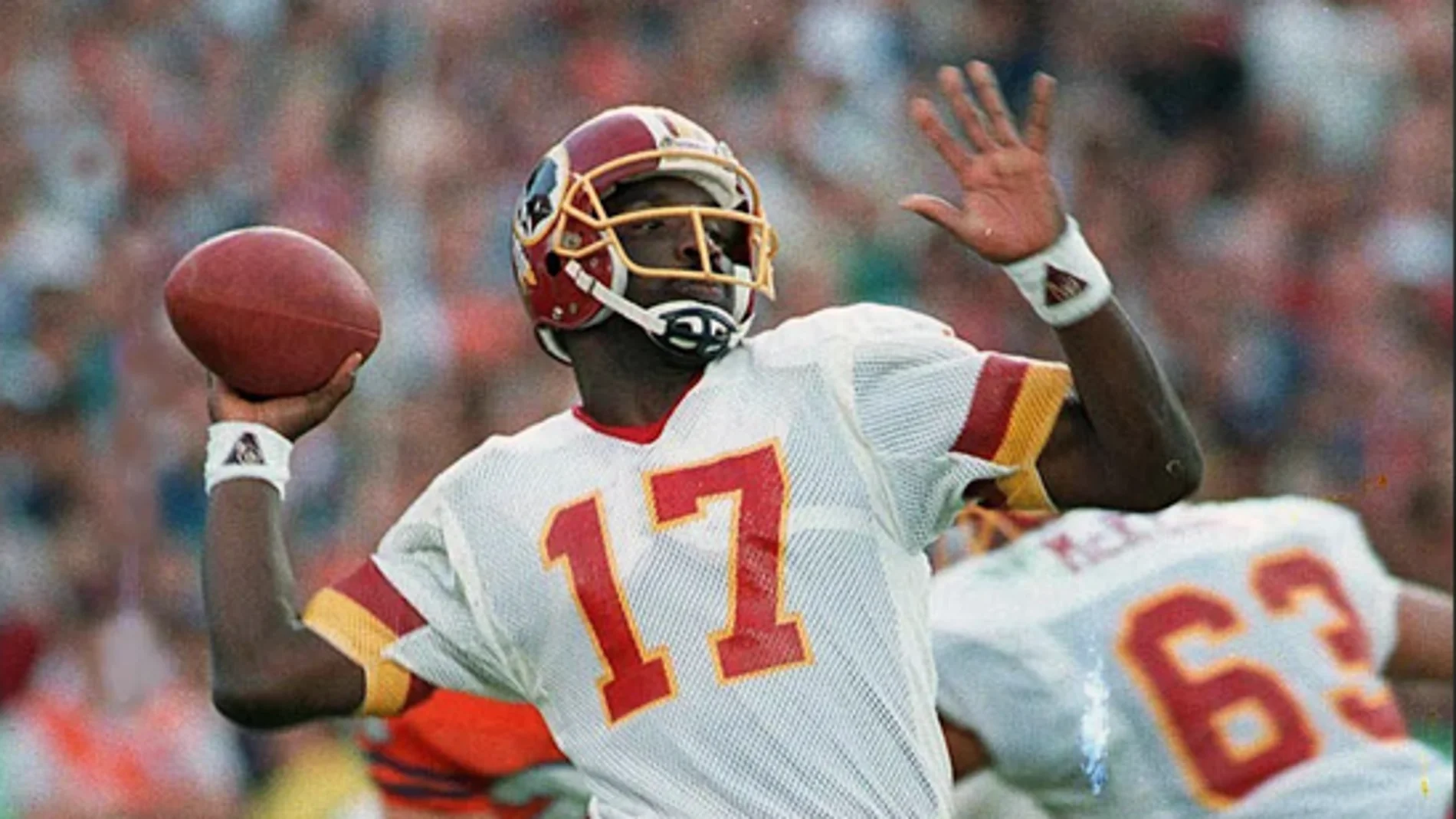 Doug Williams, con la camiseta de los Redskins