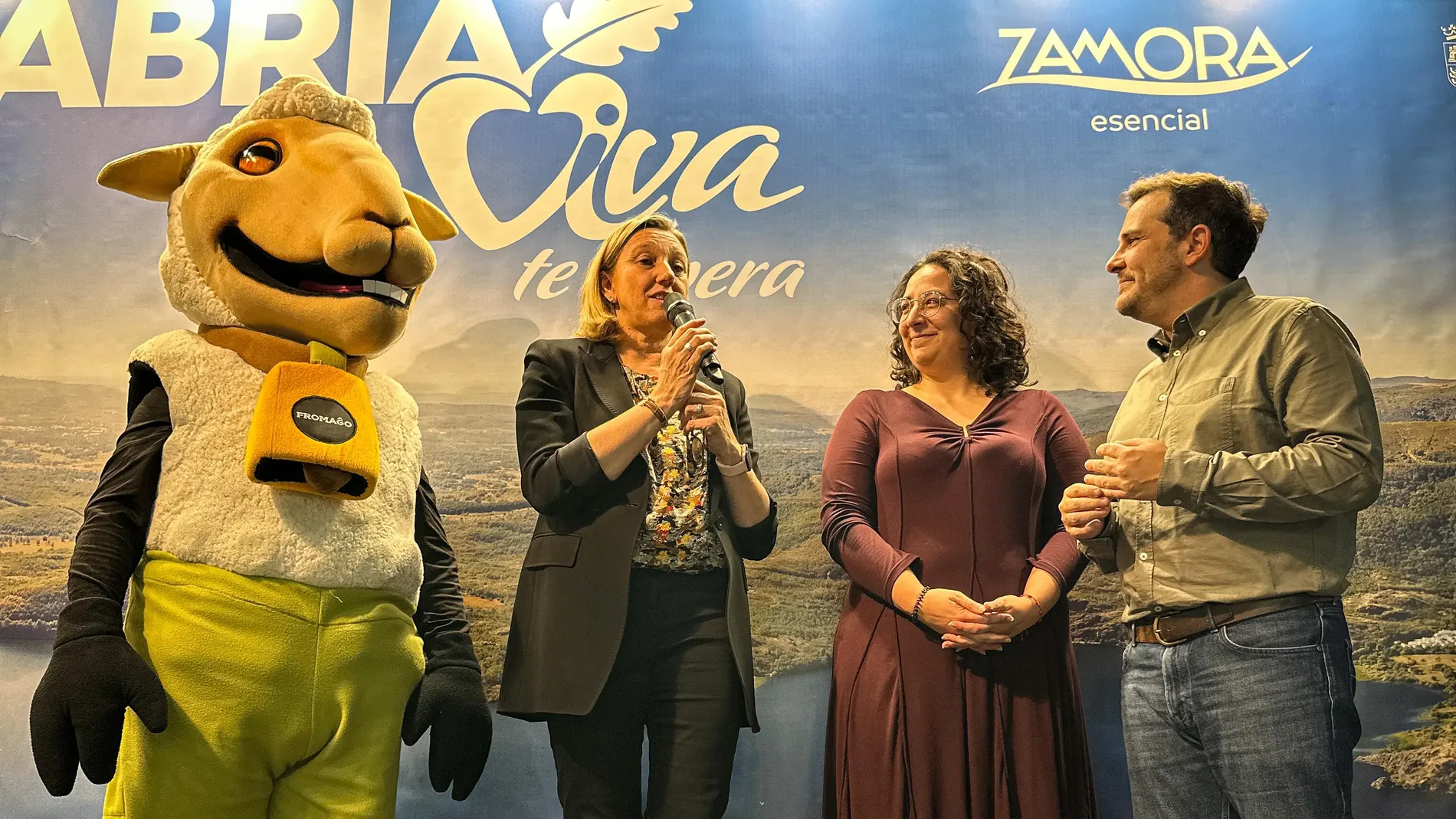 Isabel Blanco, Isabel Revuelta y Víctor López de la Parte, en la presentación de Fromago