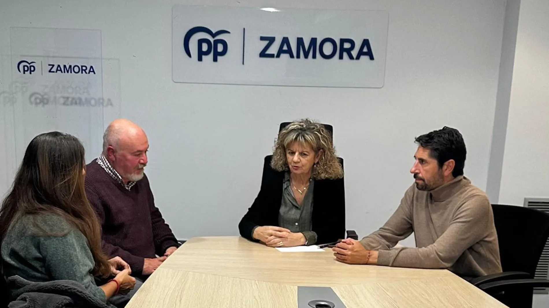 El PP de Zamora mantiene un encuentro con ADEZA para conocer de primera mano la situación de los enfermos y sus familias