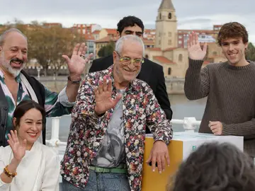 El cineasta Lluis Miñarro aconseja no buscarle la lógica a su película ‘Emergency Éxit’ OVIEDO, 15/11/2025.- El director catalán Lluis Miñarr (3i), posa para los fotógrafos junto a parte del elenco de la película 'Emergency Éxit', que compite en la Sección Oficial del Festival Internacional de Cine de Gijón, este sábado. EFE/Juan González.