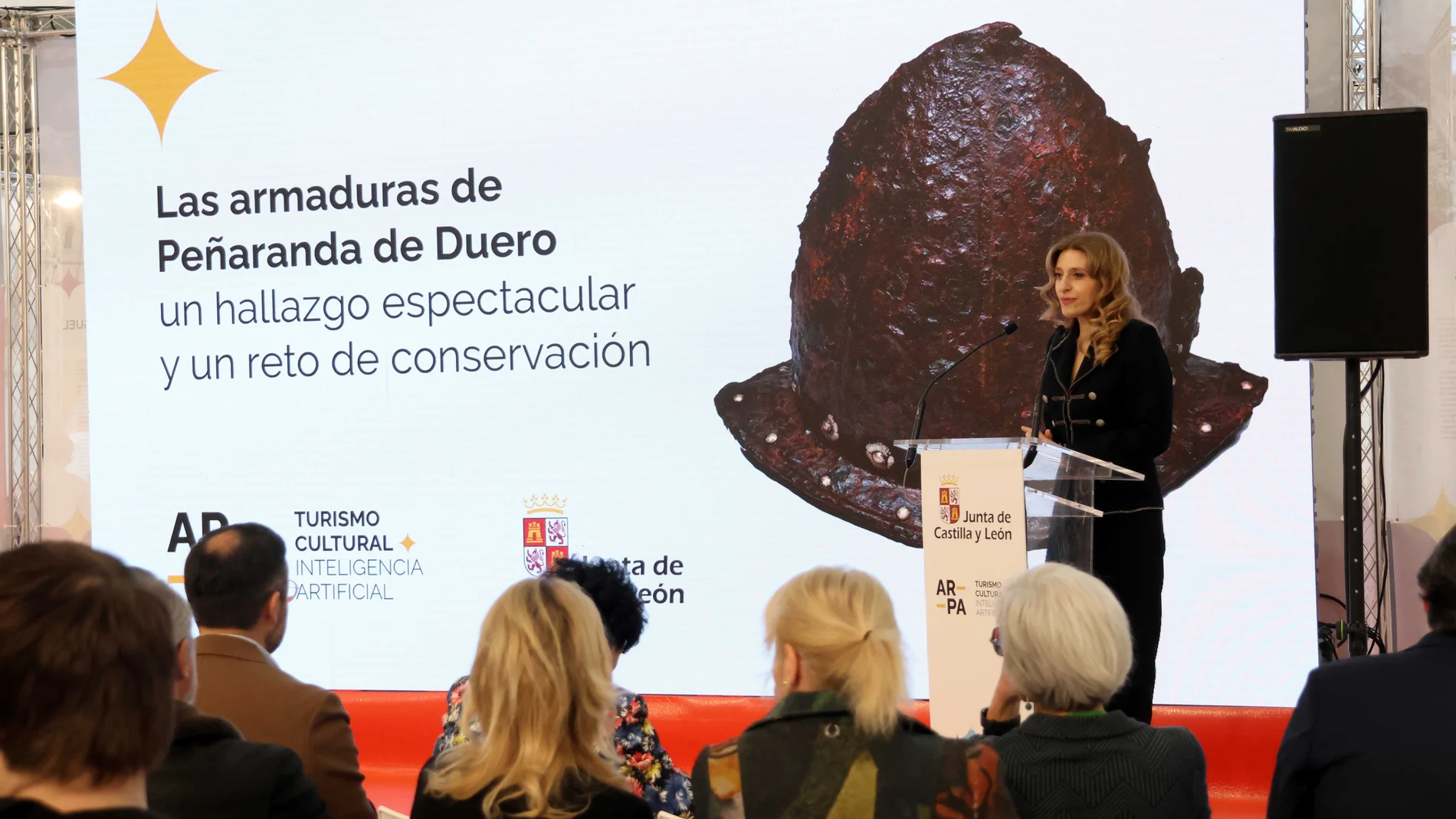 Mar Sancho durante la presentación de las piezas en Intur