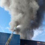 La columna de humo ha alarmado a la población 