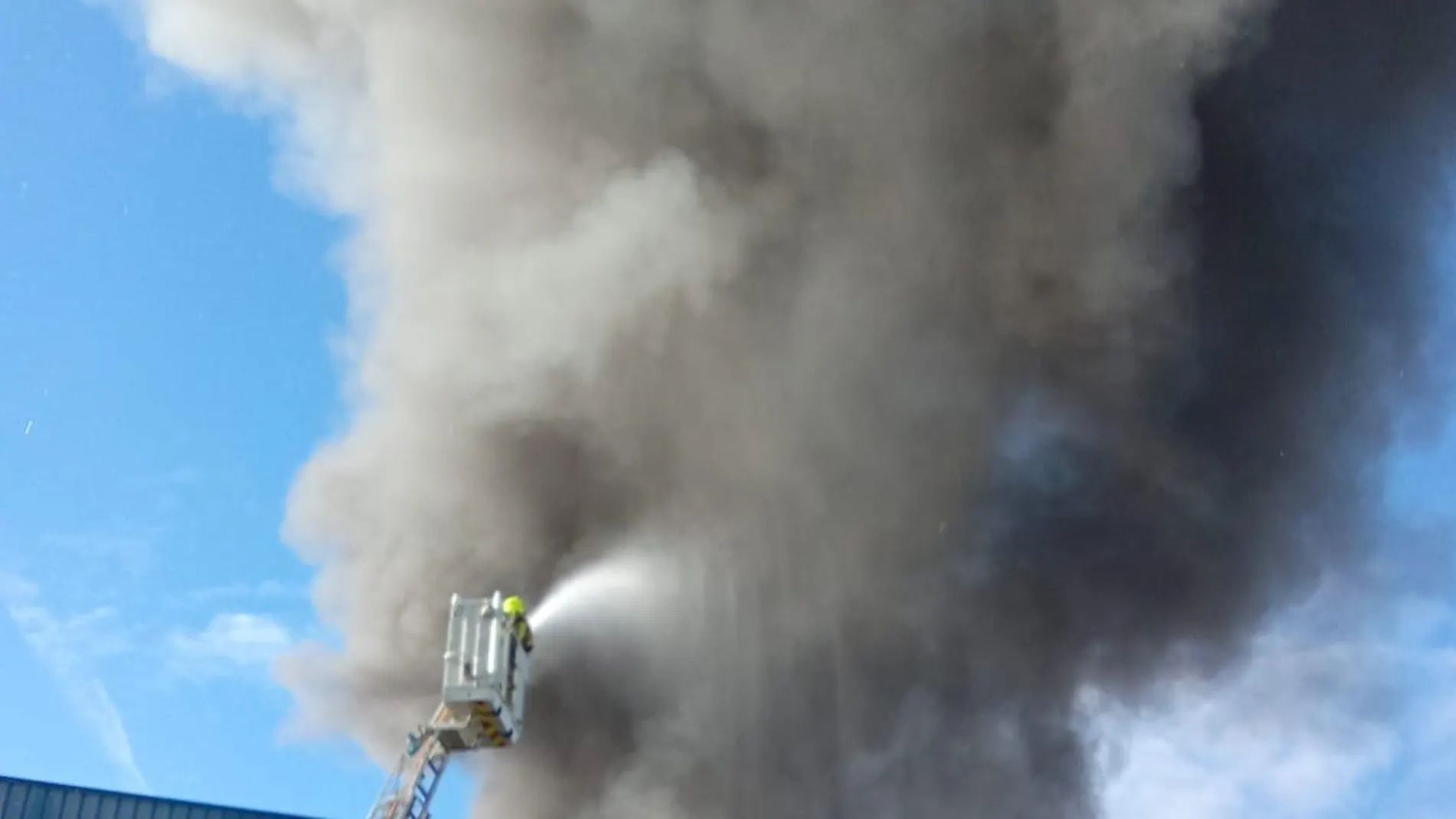 La columna de humo ha alarmado a la población