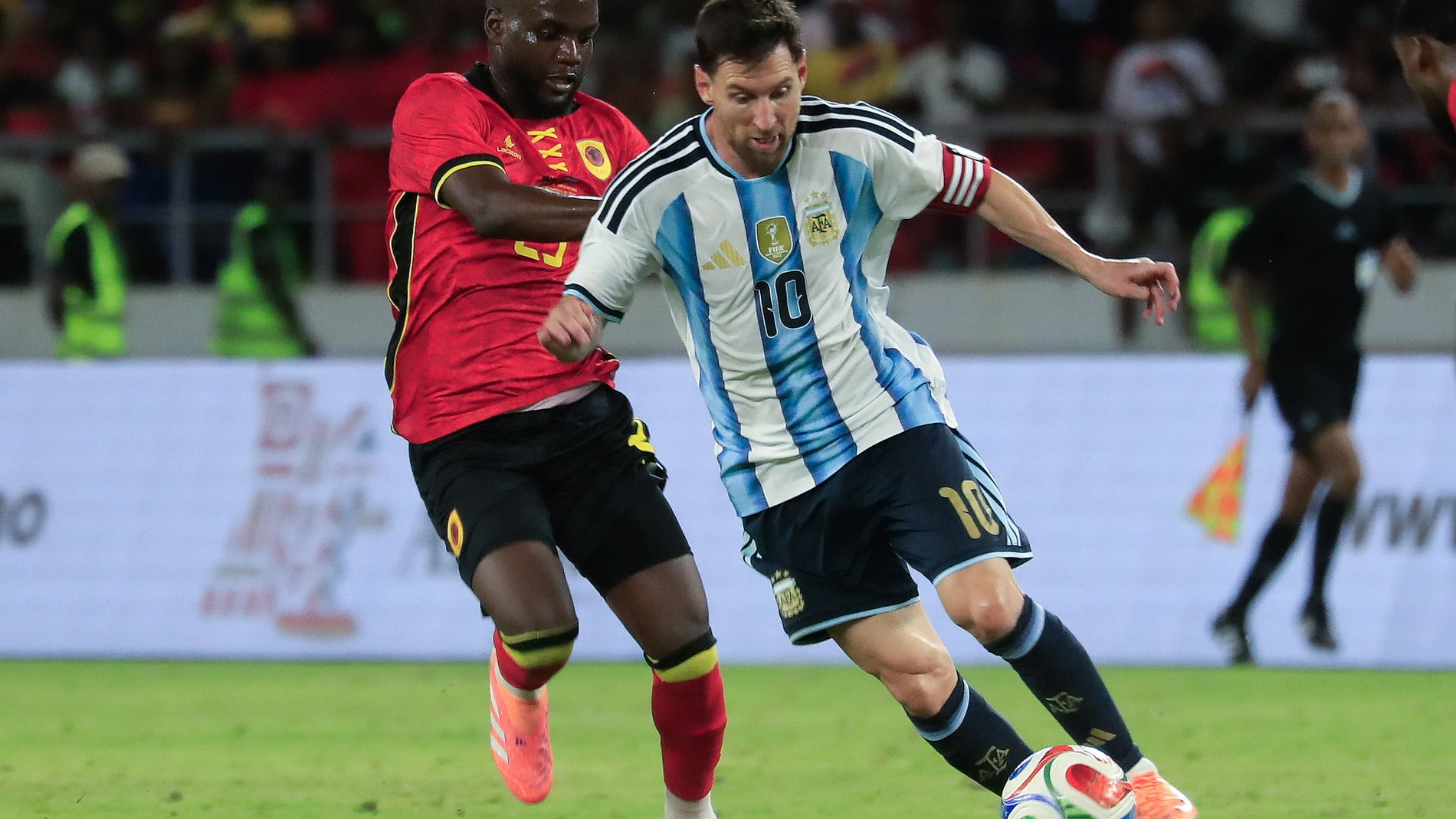 FOTODELDÍA EPA3818. LUANDA (ANGOLA), 14/11/2025.- Fredy (i) de Angola disputa un balón con Lionel Messi de Argentina este viernes, en un partido amistoso entre las selecciones de Angola y Argentina en el Estadio Nacional en Luanda (Angola). EFE/EPA/ Ampe Rogerio