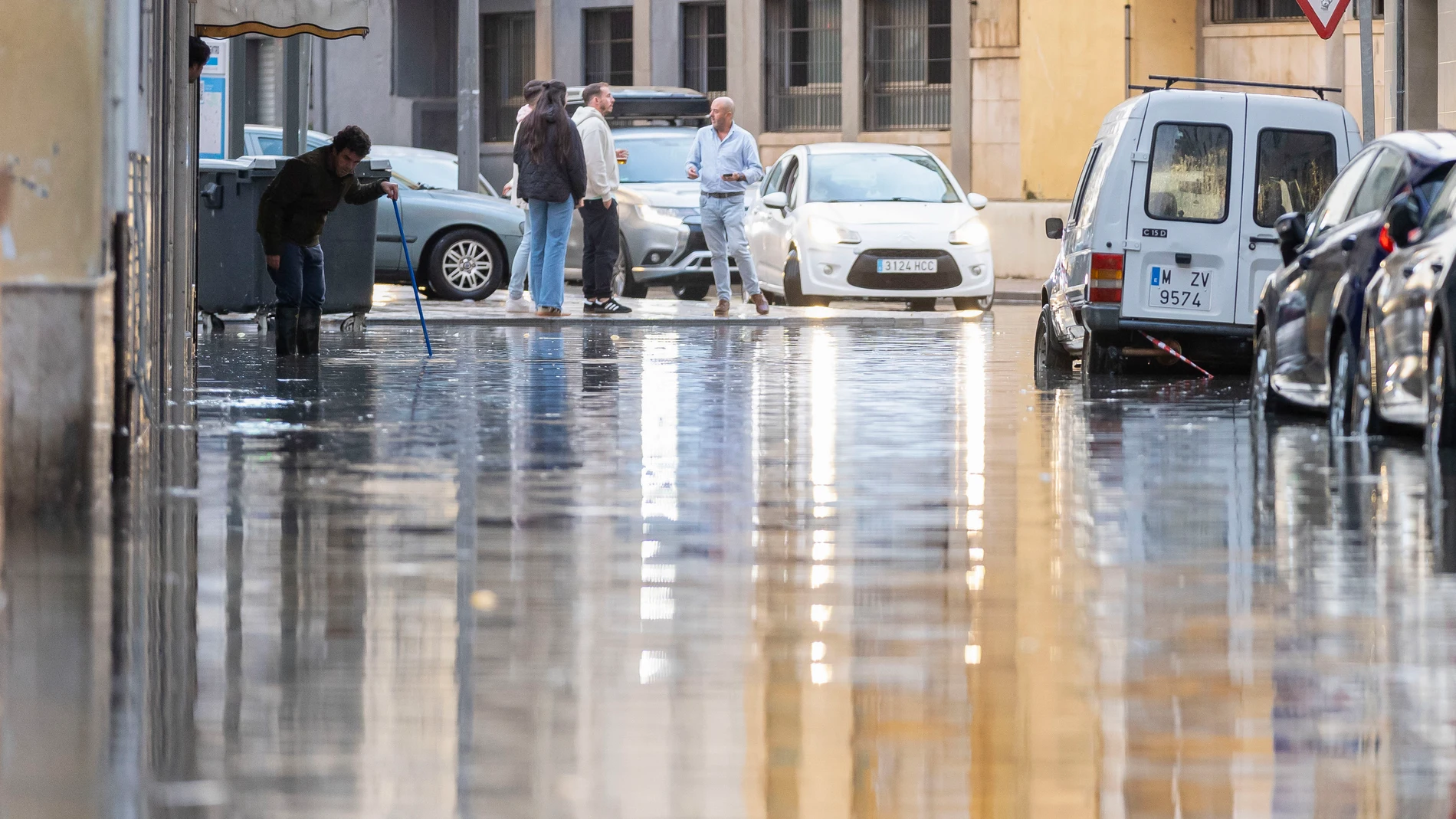 -FOTODELDIA- HUELVA, 15/11/2025.- Vista de una calle anegada por las fuertes lluvias registradas este sábado en Huelva. Las fuertes y persistentes lluvias asociadas a la borrasca Claudia vuelven a castigar este sábado la península por la llegada de un nuevo frente, que reforzado por un río atmosférico, dejará hasta 80 litros en 12 horas en zonas del sistema Central, Pirineos, suroeste peninsular y Castilla-La Mancha, antes de que el temporal comience a debilitarse el domingo.EFE/ Alberto Díaz