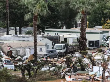 Campsite destroyed after extreme wind phenomenon in Albufeira Albufeira (Portugal), 15/11/2025.- A view of the damage at a campsite in Albufeira, Portugal, on 15 November 2025, following extreme winds that killed at least one person and injured dozens. EFE/EPA/JOAO MATOS