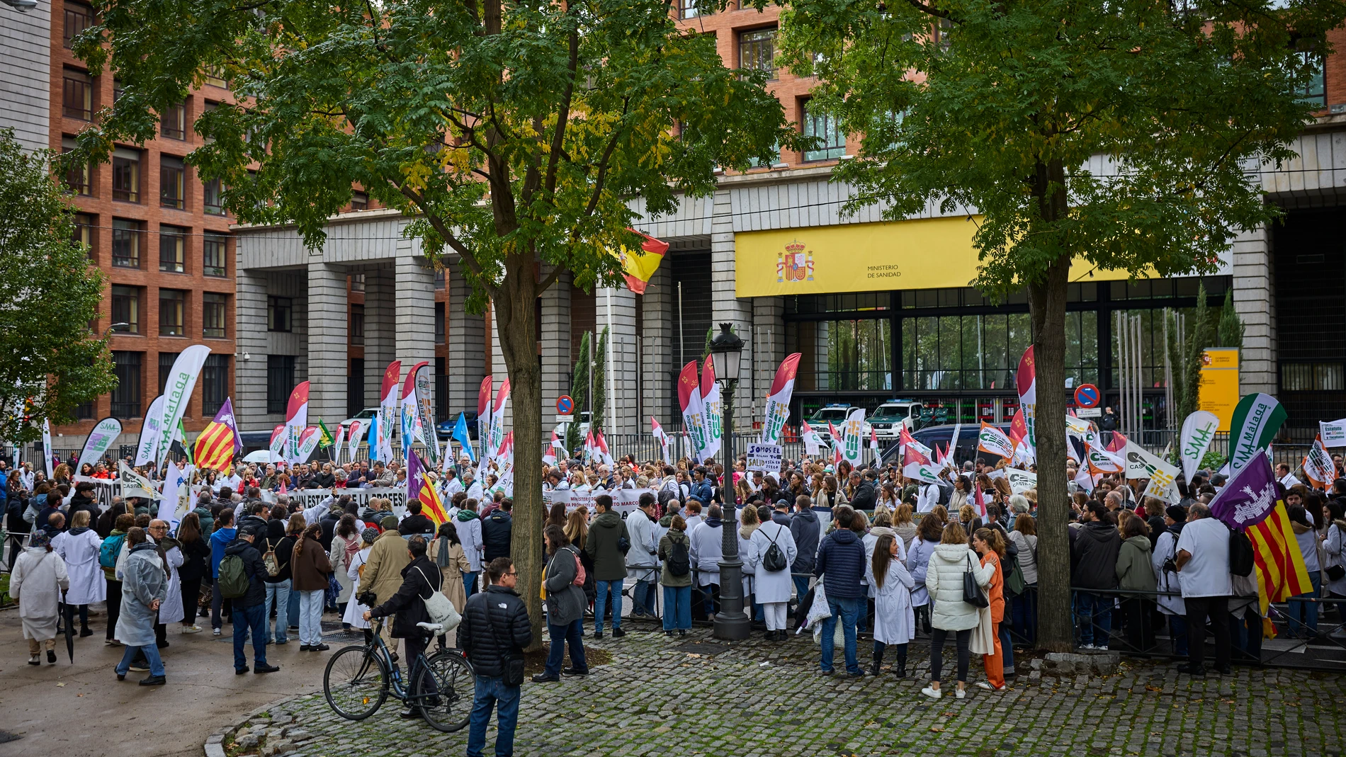 Manifestación de médicos convocada en Madrid por los sindicatos CESM y SMA para protestar por la propuesta de reforma del estatuto marco que regula las condiciones laborales del personal del Sistema Nacional de Salud © Alberto R. Roldán / Diario La Razón 15 11 2025