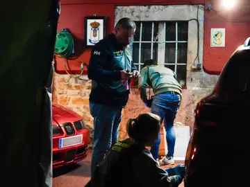 Una menor mata de una puñalada a una mujer de su familia en Candamo (Asturias) ACES (CANDAMO-ASTURIAS), 15/11/2025.-Una joven ha fallecido este sábado tras ser apuñalada en el vientre por una chica menor de edad, que formaba parte de la familia y ha sido detenida, en una vivienda situada en la localidad asturiana de Aces, en el concejo de Candamo. EFE/ Paco Paredes