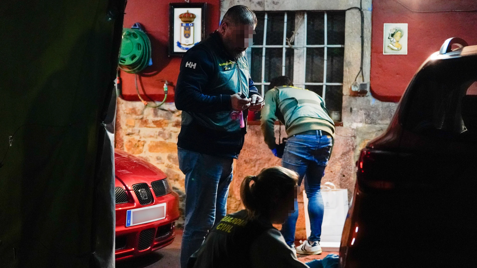 ACES (CANDAMO-ASTURIAS), 15/11/2025.-Una joven ha fallecido este sábado tras ser apuñalada en el vientre por una chica menor de edad, que formaba parte de la familia y ha sido detenida, en una vivienda situada en la localidad asturiana de Aces, en el concejo de Candamo. EFE/ Paco Paredes