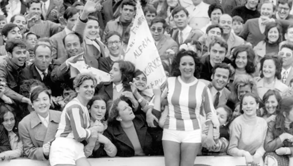 Lola Flores y su hermana Carmen, en 1970