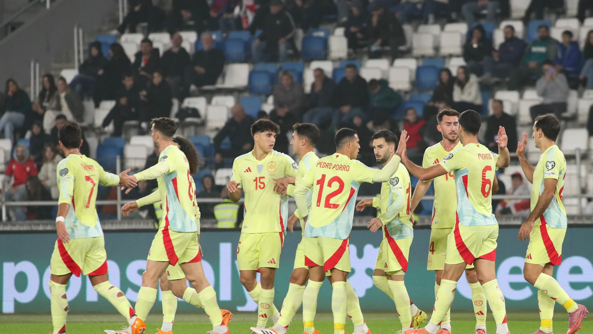 TBILISI (Georgia), 15/11/2025.- Spain team celebrates during the FIFA World Cup 26 UEFA qualifier between Georgia and Spain in Tbilisi, Georgia, 15 November 2025. (Mundial de Fútbol, España) EFE/EPA/DAVID MDZINARISHVILI