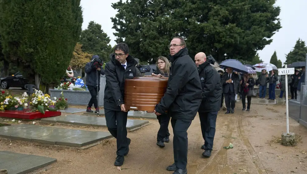 Familiares y amigos despiden a Encarnita Polo en el cementerio de Ávila