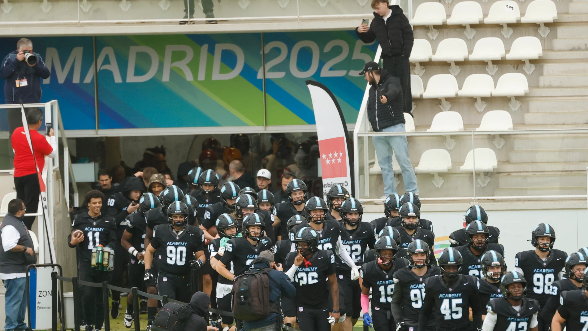 MADRID, 15/11/2025.- Partido entre NFL Academy y Team Madrid disputado en el estadio de Vallehermoso este sábado, previo al partido que Miami Dolphins y Washington Commanders, primer partido de la NFL en España, disputan este domingo en el Santiago Bernabéu. En la imagen, el combinado NFL Academy, antes del inicio del partido. EFE/JuanJo Martín