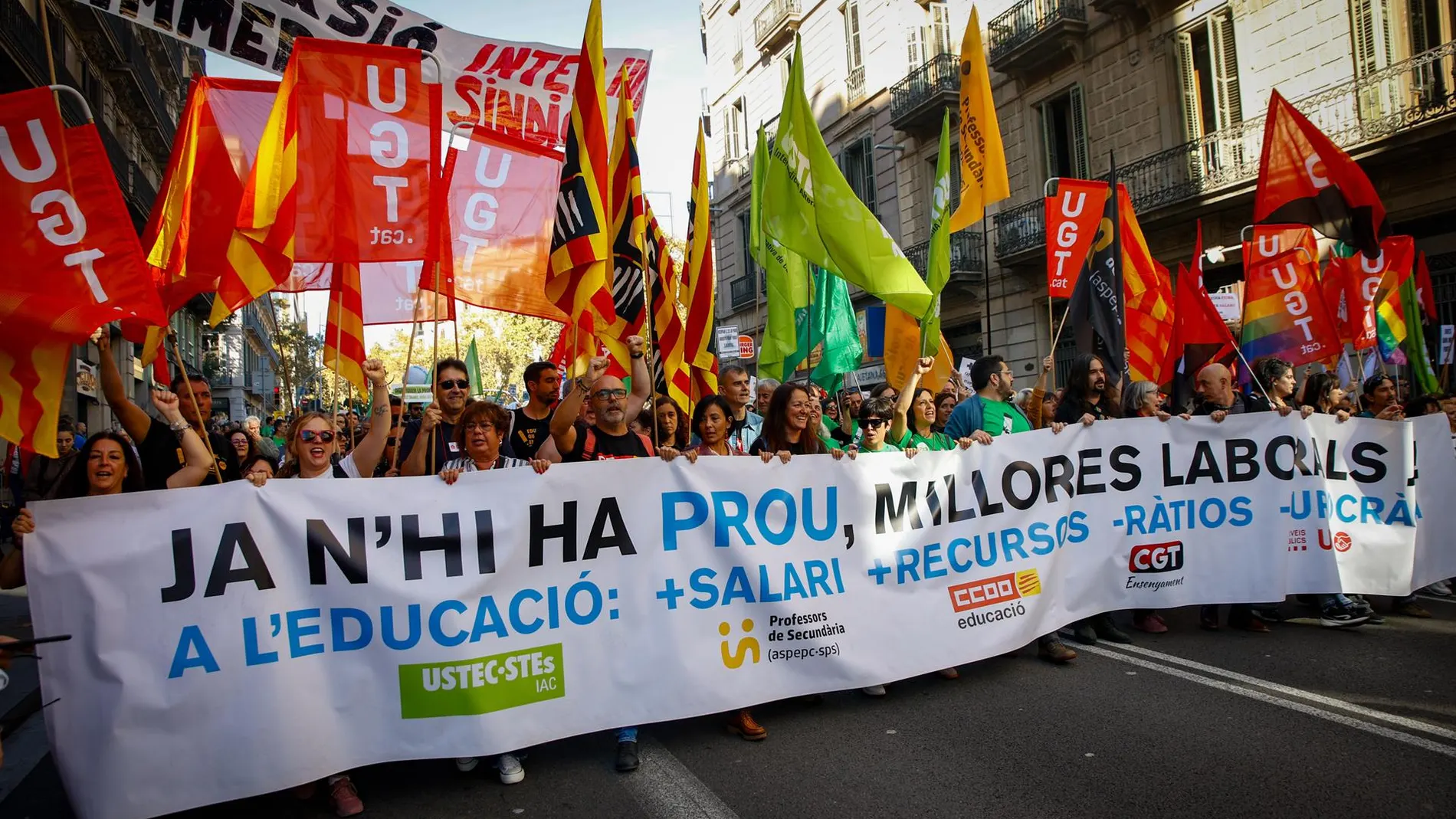 AMP.- Unos 8.500 docentes se manifiestan en Barcelona según el Ayuntamiento, 30.000 según los convocantes