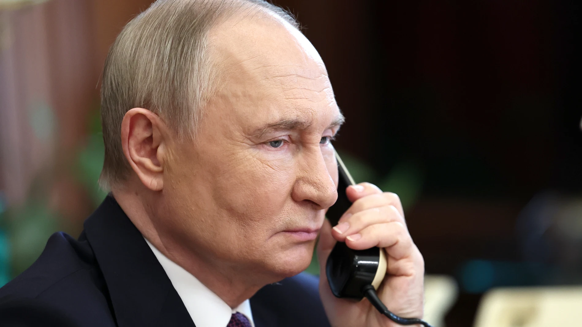 (Foto de ARCHIVO) RUSSIA, MOSCOW - MAY 22, 2025: Russia's President Vladimir Putin speaks on the phone with Nikolai Volobuyev, head of the Kursk Region's Belovsky District. Volobuyev was injured in a Ukrainian drone attack and is at the hospital Europa Press/Contacto/Alexander Kazakov 22/05/2025 ONLY FOR USE IN SPAIN