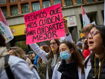 Manifestación de médicos convocada en Madrid por los sindicatos CESM y SMA para protestar por la propuesta de Manifestación de médicos convocada en Madrid por los sindicatos CESM y SMA para protestar por la propuesta de reforma del estatuto marco que regula las condiciones laborales del personal del Sistema Nacional de Salud © Alberto R. Roldán / Diario La Razón 15 11 2025