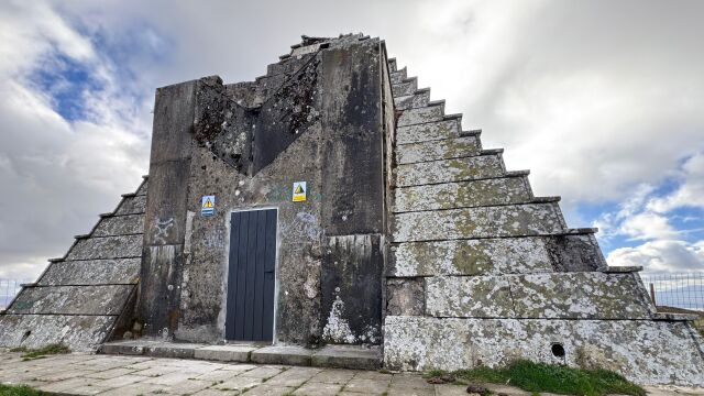 Pirámide de los Italianos (Burgos), con la puerta nueva como primer paso hacia su rehabilitación por parte de la Asociación por la Reconciliación y la Verdad Histórica 