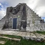 Pirámide de los Italianos (Burgos), con la puerta nueva como primer paso hacia su rehabilitación por parte de la Asociación por la Reconciliación y la Verdad Histórica
