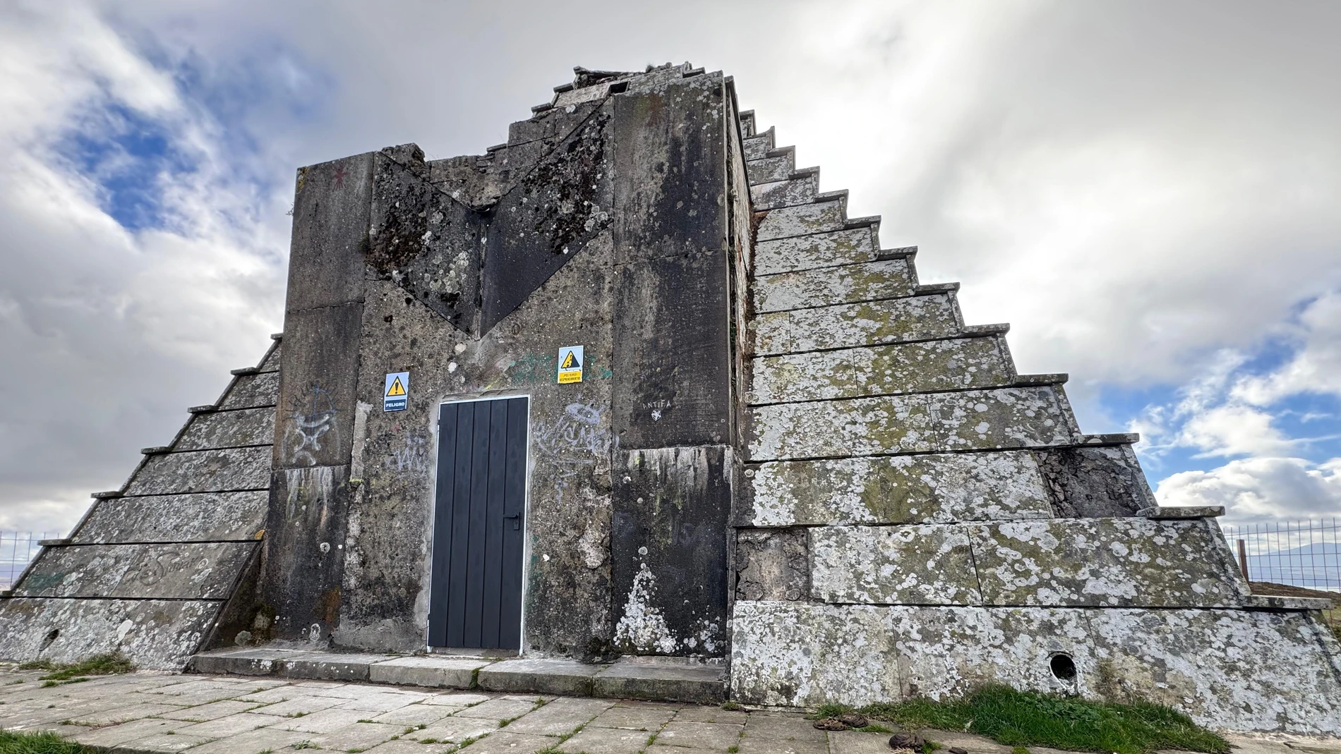 Pirámide de los Italianos (Burgos), con la puerta nueva como primer paso hacia su rehabilitación por parte de la Asociación por la Reconciliación y la Verdad Histórica