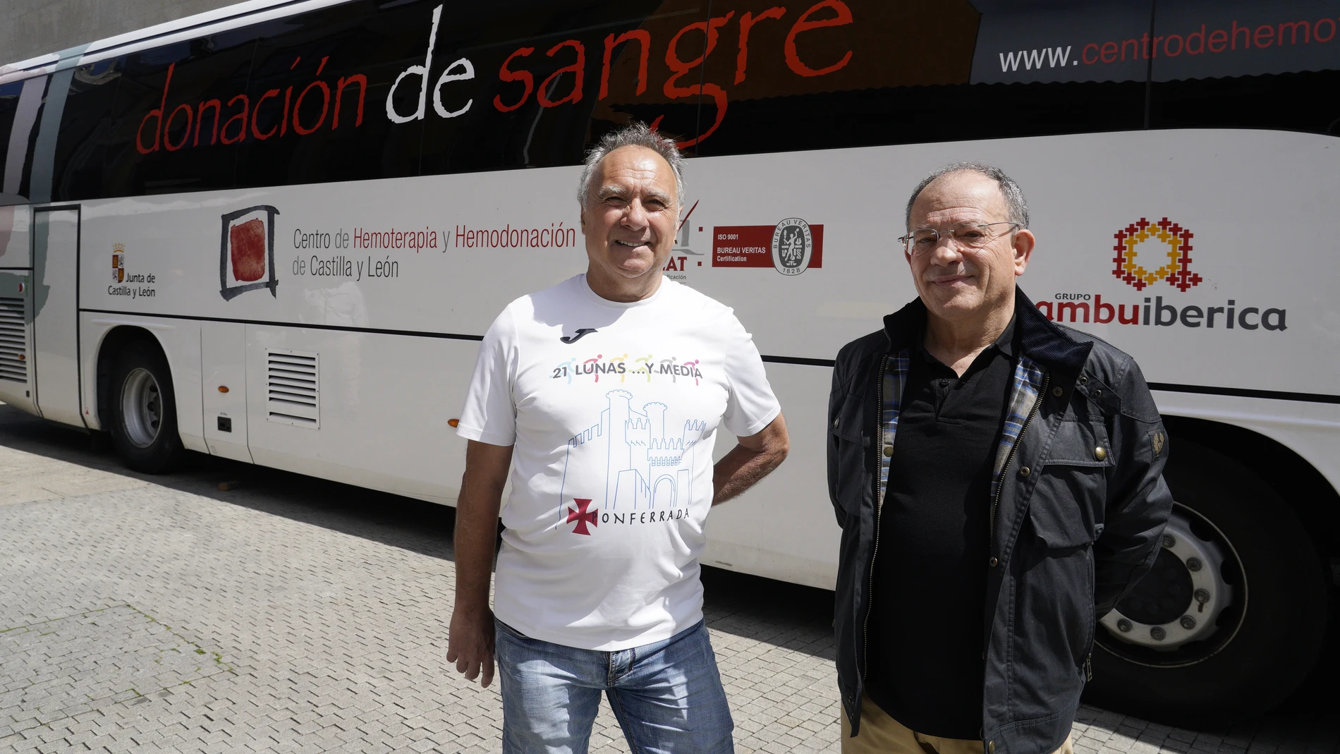 José Miguel Álvarez e Isaac Alvárez junto con el autobús de donantes