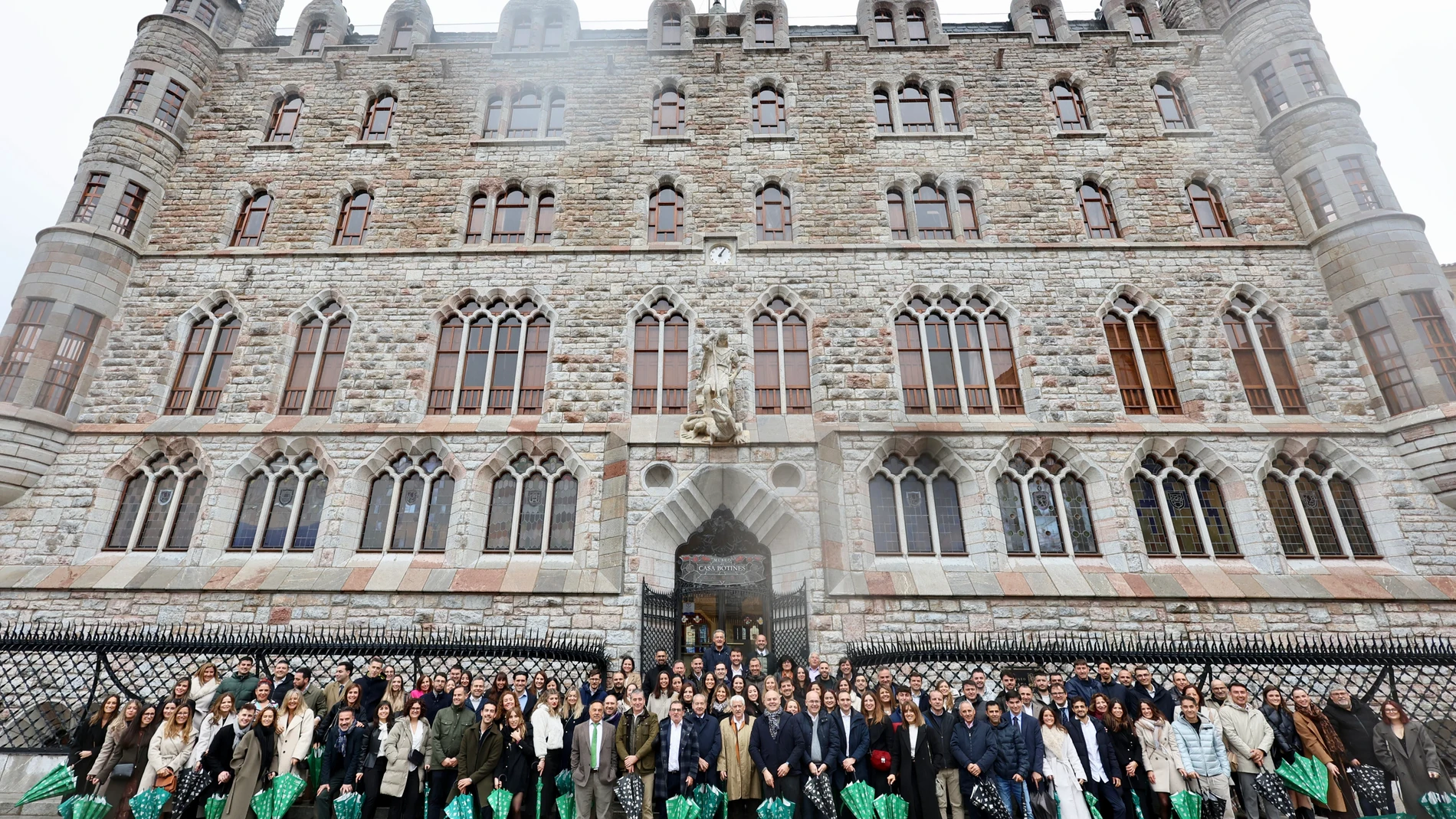 Caja Rural Zamora con sus empleados en el edificio Botines de León