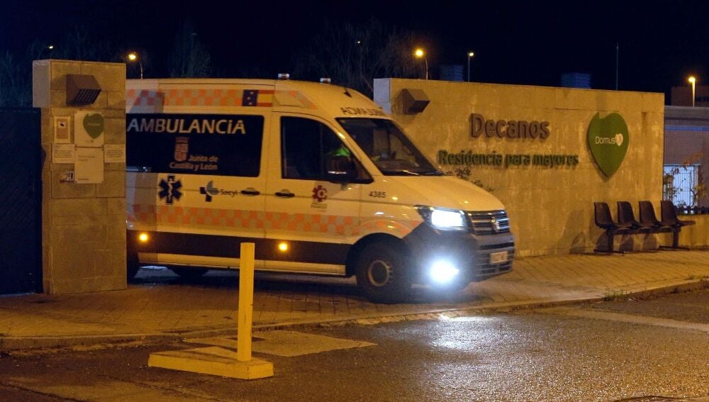 La Policía Nacional ha abierto una investigación para aclarar la muerte de la actriz y cantante Encarnita Polo, que ha fallecido este viernes a los 86 años en una residencia de Ávila, estrangulada por otro residente según los primeros indicios. 