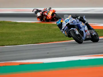 Álex Márquez se escapa de Acosta en la Sprint de Cheste GRAFCVA602. CHESTE (VALENCIA), 15/11/2025.- El piloto en la categoría de Moto GP, Alex Márquez, rueda seguido de Pedro Acosta durante la carrera "MotoGP Tissot Sprint" del Gran Premio de la Comunitat Valencia de MotoGP que se disputa este fin de semana en el Circuito Ricardo Tormo. EFE/Manuel Bruque