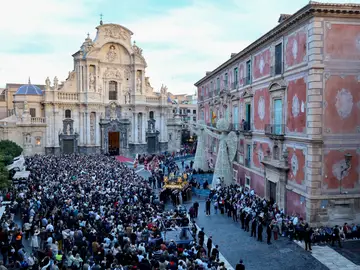 Magna Procesión de Murcia MURCIA, 15/10/2025.- Miles de fieles participan en la Magna Procesión de Murcia, en la que quince cofradías de once municipios de la región intervienen en el cortejo con motivo del Jubileo de la Esperanza, que ha partido esta tarde de la Catedral para recorrer las principales calles de la ciudad. EFE/Juan Carlos Caval