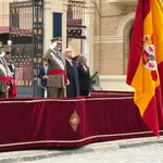 Su Majestad el Rey, Felipe VI, saluda a la bandera nacional tras el acto de rejura de bandera de sus compañeros de la XLV promoción de la Academia General Militar.