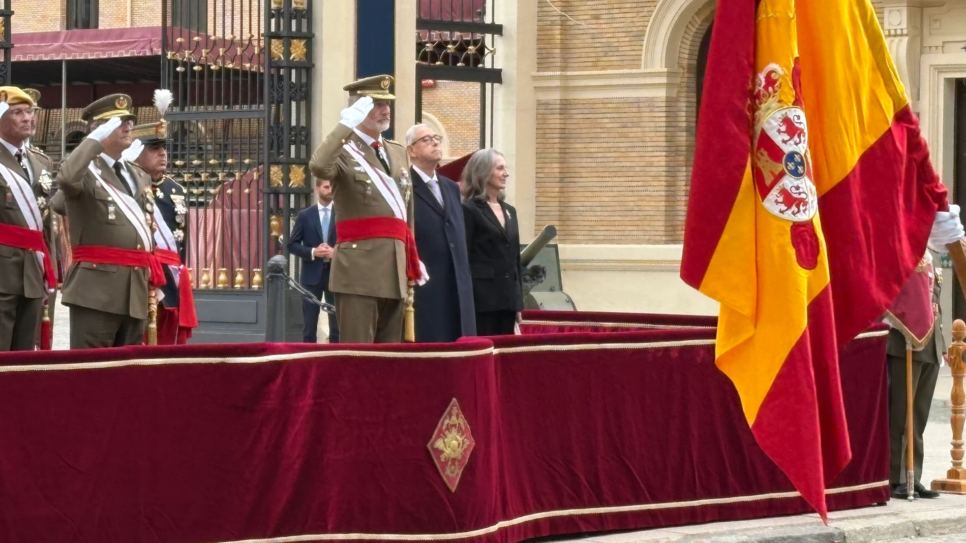 Su Majestad el Rey, Felipe VI, saluda a la bandera nacional tras el acto de rejura de bandera de sus compañeros de la XLV promoción de la Academia General Militar. EUROPA PRESS. 15/11/2025