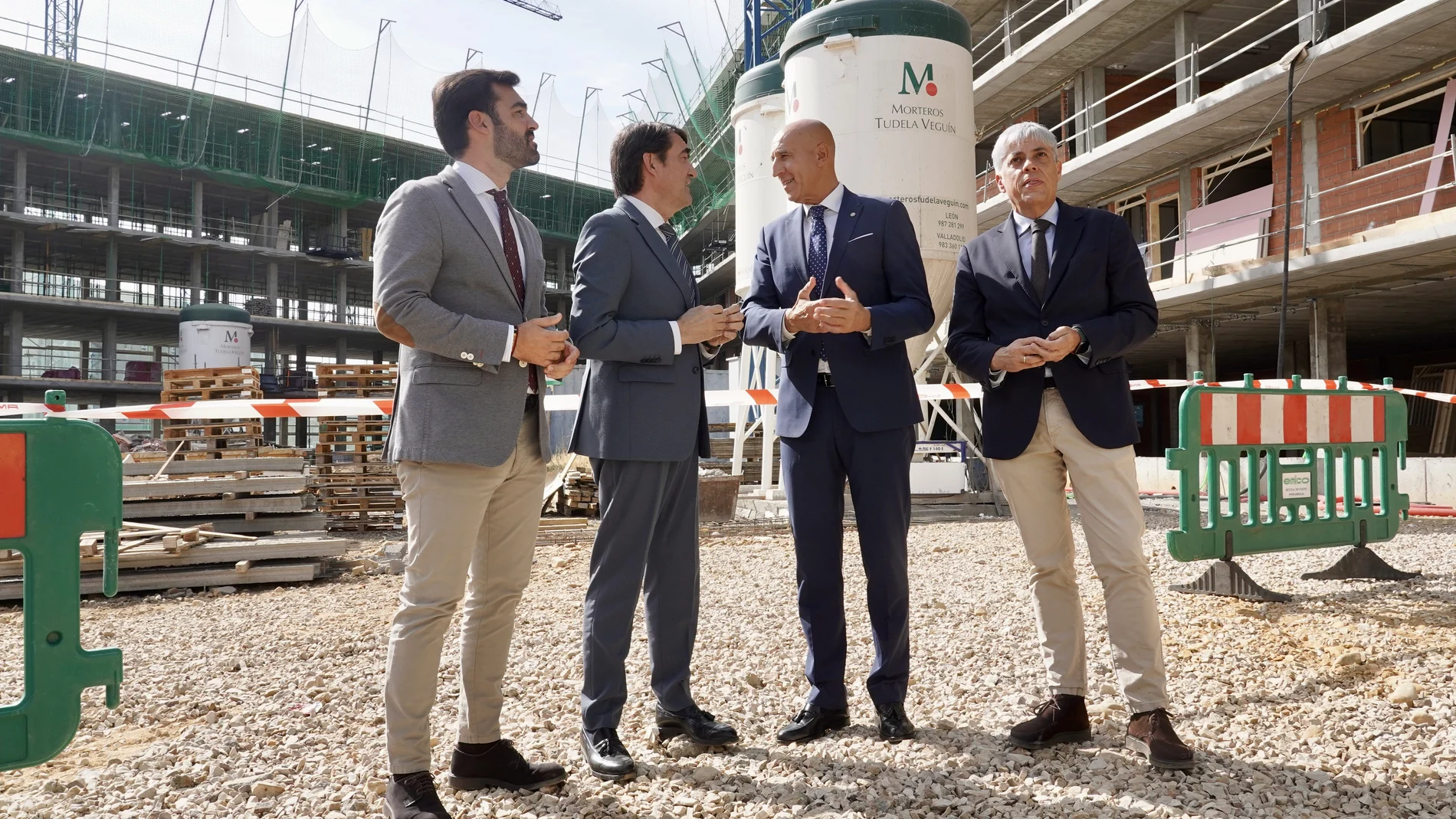 El consejero Juan Carlos Suárez-Quiñones visita una de las obras en León, junto al alcalde José Antonio Diez, Eduardo Diego y David Fernández