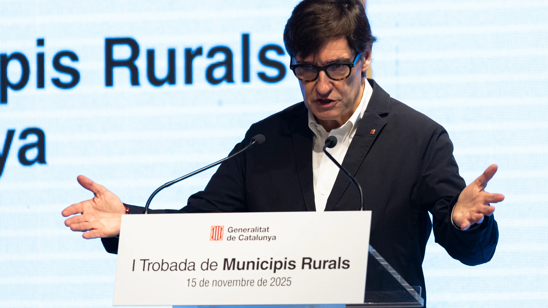 FOTODELDIA SANT FRUITÓS DEL BAGES (BARCELONA), 15/11/2025.- El presidente de la Generalitat, Salvador Illa, encabeza el primer encuentro de Municipios Rurales, en el que se darán a conocer novedades sobre el despliegue del Estatuto de municipios rurales y su aplicación, este sábado, en la localidad barcelonesa de Sant Fruitós del Bages. EFE/Siu Wu