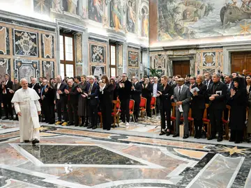 León XIV denuncia que el cine está en "peligro" y urge a proteger su "valor social" CIUDAD DEL VATICANO, 15/11/2025.- El papa León XIV denunció este sábado "la preocupante erosión" de las salas de cine y urgió a las instituciones a defender su "valor social", durante una audiencia en el Vaticano con estrellas como Cate Blanchett, Viggo Mortensen o Spike Lee. EFE/Dicasterio para la Comunicación del Vaticano SOLO USO EDITORIAL/SOLO DISPONIBLE PARA ILUSTRAR LA NOTICIA QUE ACOMPAÑA (CRÉDITO OBLIGATORIO)