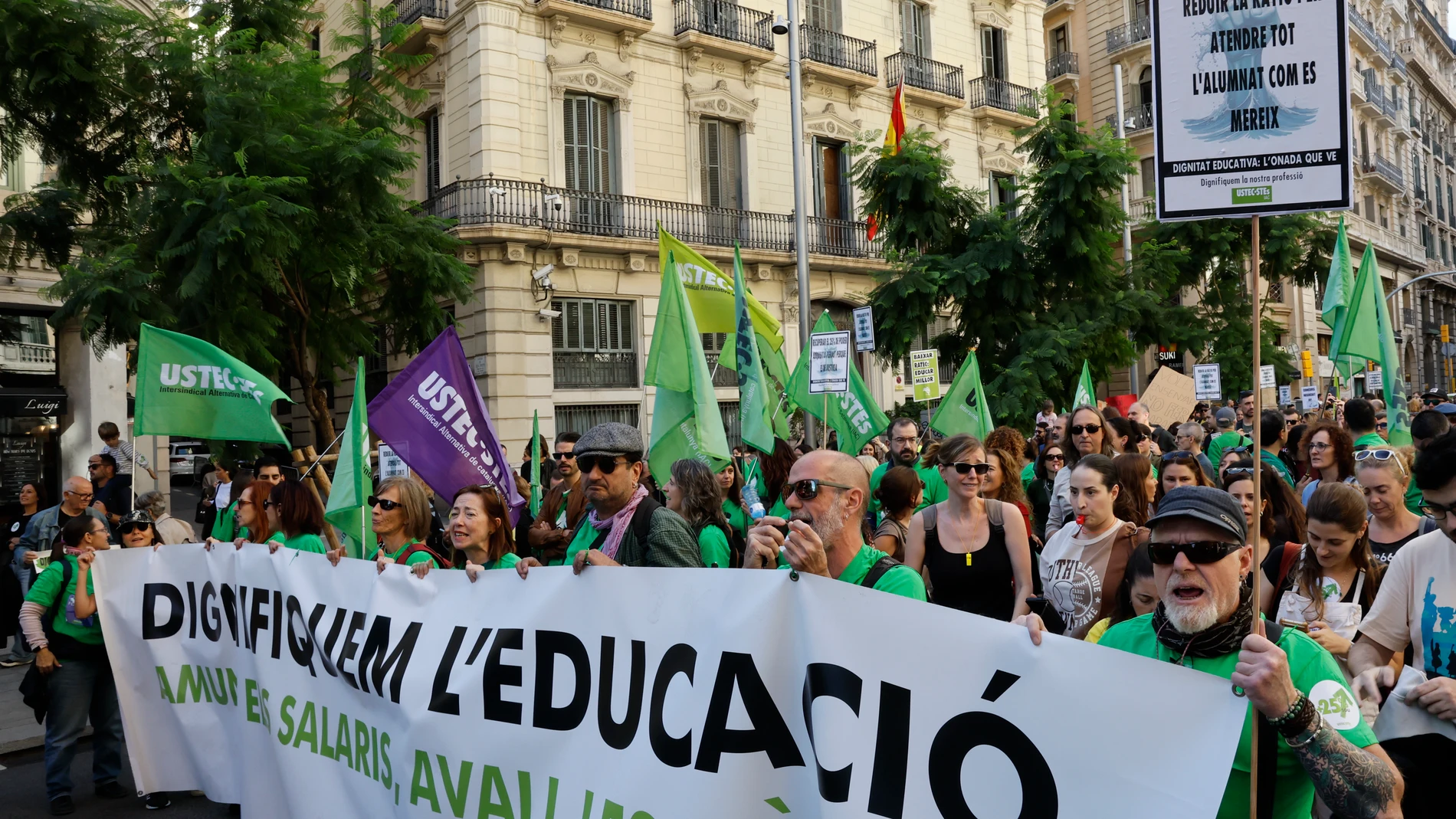 BARCELONA, 15/11/2025.- Los principales sindicatos docentes salen a la calle para reclamar una mejoría de las condiciones laborales del profesorado, este sábado en Barcelona. EFE/Toni Albir