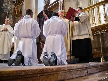 El obispo Rafael Zornoza, durante las ordenaciones sacerdotales celebradas el pasado año en Cádiz El obispo Rafael Zornoza, durante las ordenaciones sacerdotales celebradas el pasado año en Cádiz