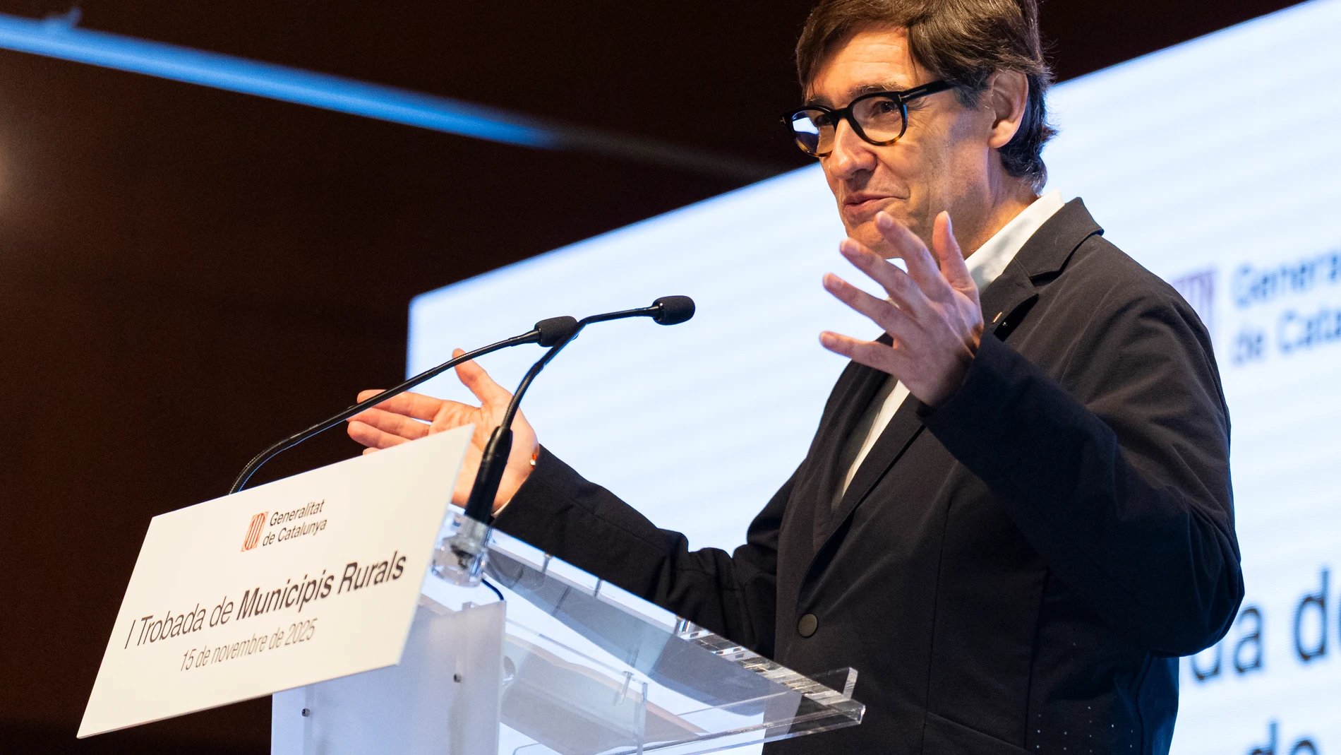 SANT FRUITÓS DEL BAGES (BARCELONA), 15/11/2025.- El presidente de la Generalitat, Salvador Illa, da un discurso durante el primer encuentro de Municipios Rurales, en el que se darán a conocer novedades sobre el despliegue del Estatuto de municipios rurales y su aplicación, este sábado, en la localidad barcelonesa de Sant Fruitós del Bages. EFE/Siu Wu