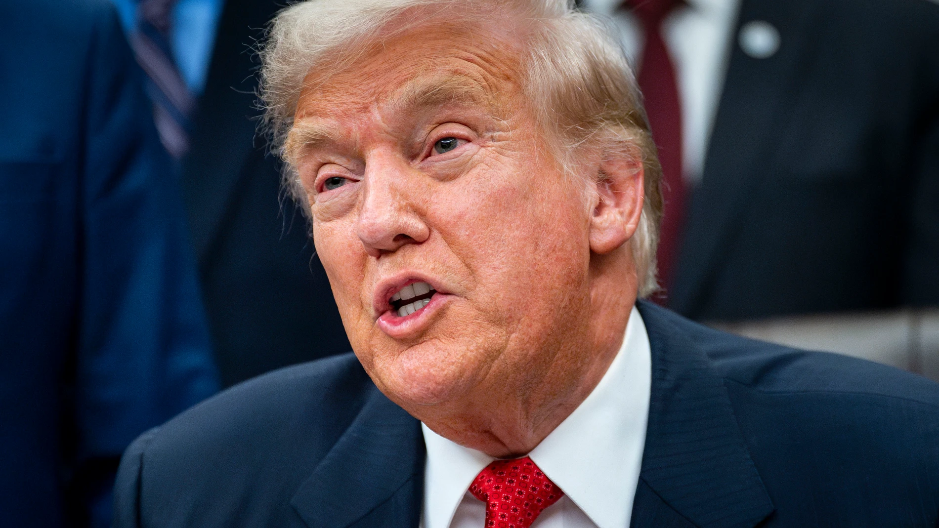 November 12, 2025, Washington, District Of Columbia, USA: United States President Donald J Trump speaks before signing the funding package to re-open the federal government in the Oval Office of the White House in Washington, DC, on November 12, 2025. The short-term spending bill fund the government through January 30 and end the longest shutdown in U.S. History Europa Press/Contacto/Bonnie Cash - Pool via CNP 12/11/2025 ONLY FOR USE IN SPAIN