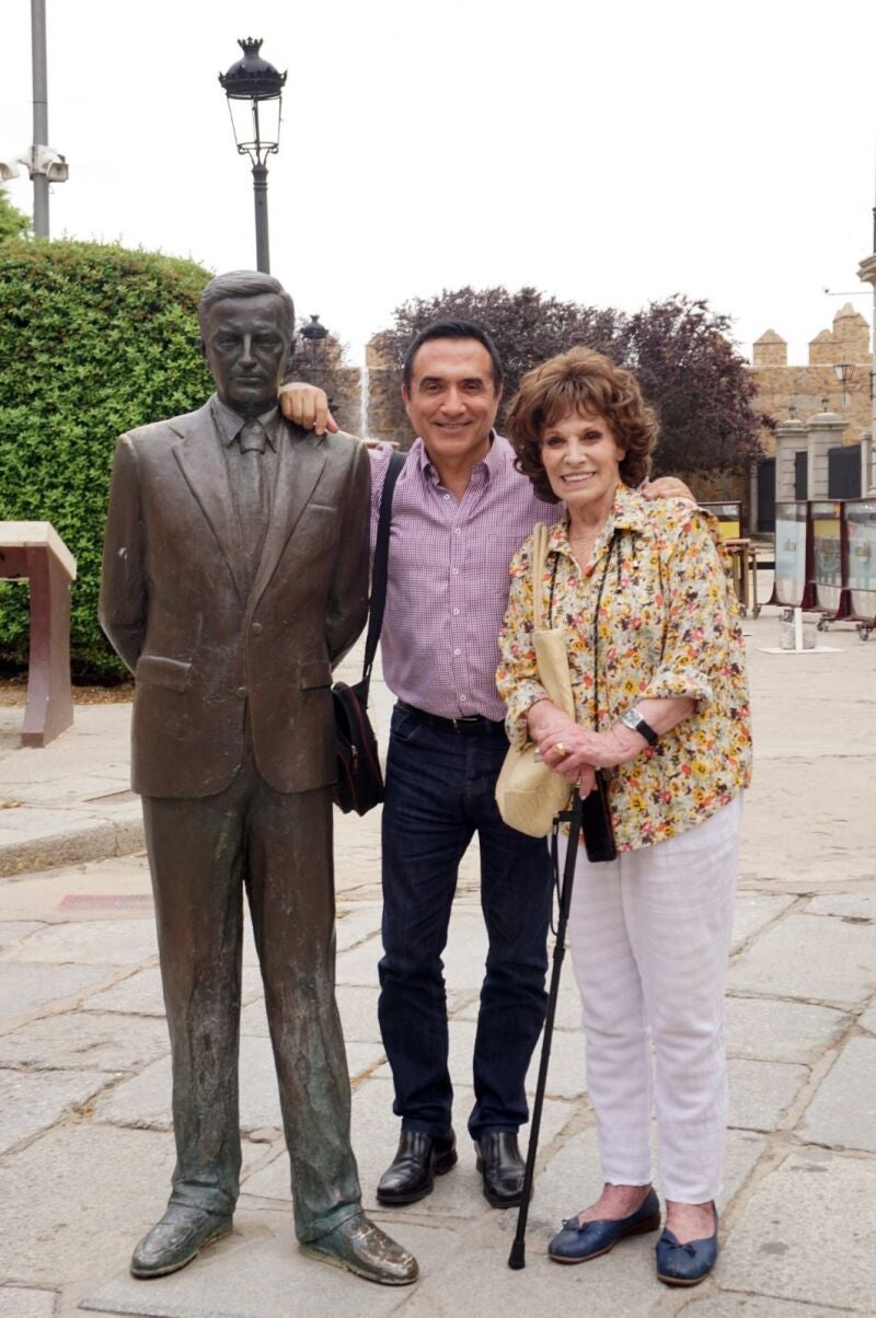 Encarnita Polo y Antonio Montiel, en Ávila, junto a la estatua de Adolfo Suárez