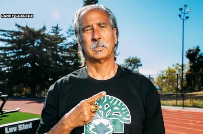 Muere John Beam, entrenador y estrella de "Las Chance U" de Netflix Muere John Beam, entrenador y estrella de "Las Chance U" de Netflix