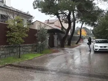 Un matrimonio hallado muerto con violencia en Alpedrete -FOTODELDIA- ALPEDRETE (MADRID), 15/11/2025.- Vista del exterior del chalet situado en la calle de la Jara, en la localidad madrileña de Alpedrete, donde un hombre y una mujer, ambos de 60 años, que eran pareja, han sido encontrados muertos con signos visibles de violencia producidos por arma blanca. EFE/Alberto Lozano