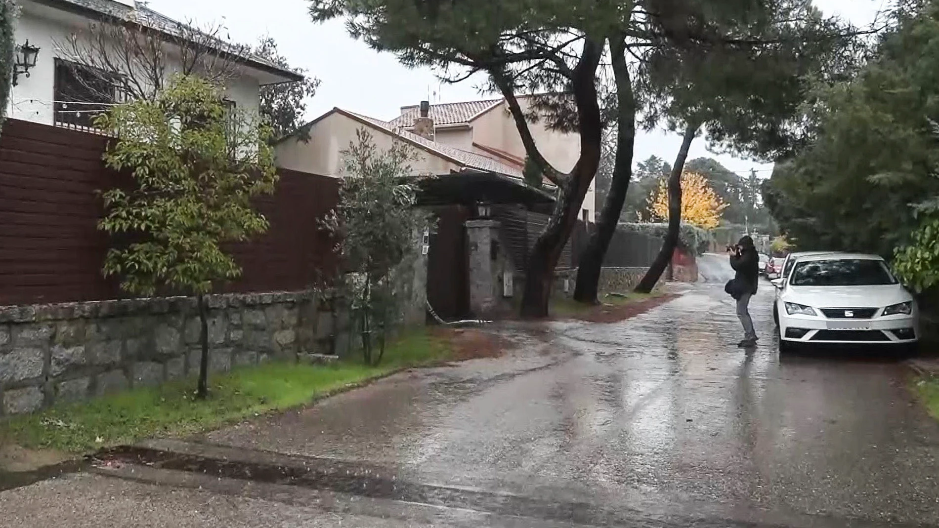 -FOTODELDIA- ALPEDRETE (MADRID), 15/11/2025.- Vista del exterior del chalet situado en la calle de la Jara, en la localidad madrileña de Alpedrete, donde un hombre y una mujer, ambos de 60 años, que eran pareja, han sido encontrados muertos con signos visibles de violencia producidos por arma blanca. EFE/Alberto Lozano
