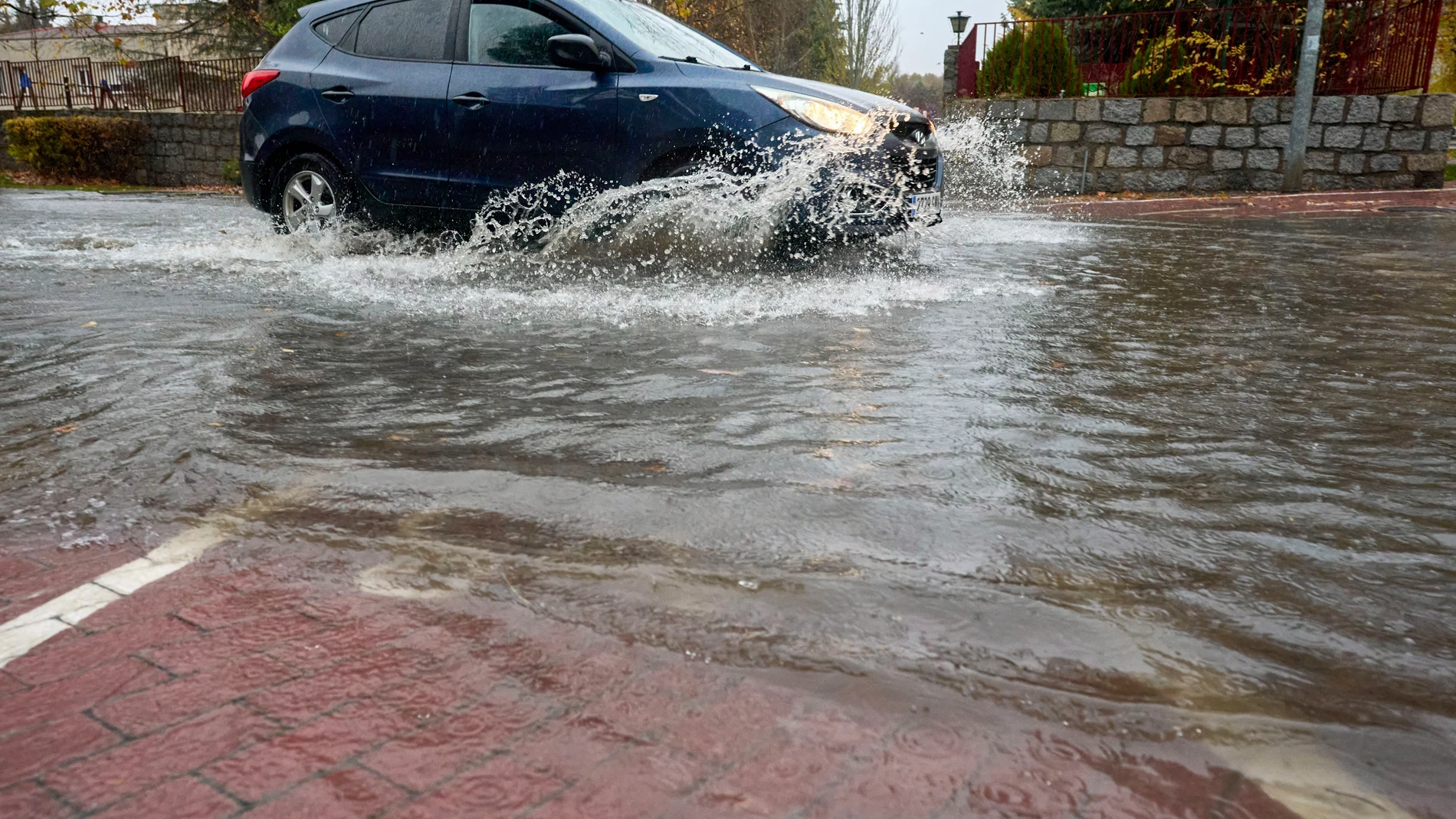 GRAF4906. ÁVILA, 15/11/2025.-Balsas de agua en algunas calles de Ávila por la lluvia caída en las últimas horas este sábado. El nivel naranja persiste en la provincia de Ávila por una precipitación acumulada de 80 litros en 12 horas, aunque la Aemet ha advertido advierte de que entre la tarde y noche de ayer viernes y este sábado se podrán recoger entre 150 y 200 litros por metro cuadrado en zonas altas, preferentemente.-EFE/ Raúl Sanchidrián