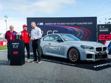 Marc recibe el BMW en el circuito Ricardo Tormo Marc recibe el BMW en el circuito Ricardo Tormo