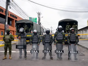 Ecuador anuncia la detención del 'Pipo' Chavarría, uno de los 'narcos' más buscados de América Latina October 12, 2025, Quito, Pichincha, Ecuador: Police stand on guard during the demonstration. Day 20 of the 2025 National Strike in Ecuador in discontent with the government of Daniel Noboa. The march was called as a peaceful demonstration by different social sectors. Thousands of people responded to the call and gathered at the Villaflora roundabout, south of Quito. The march was headed for El Arbolito Park; however, from the outset, the demonstration was dispersed by heavy repression and exc...