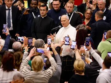 El Papa León XIV, ayer, durante el encuentro celebrado con los más desfavorecidos VATICAN CITY (Vatican City State (Holy See)), 16/11/2025.- Pope Leo XIV attends a lunch with the poor on the occasion of the Jubilee of the Poor and the 9th World Day of the Poor inside the Paul VI Hall, Vatican City, 16 November 2025. (Papa) EFE/EPA/FABIO FRUSTACI