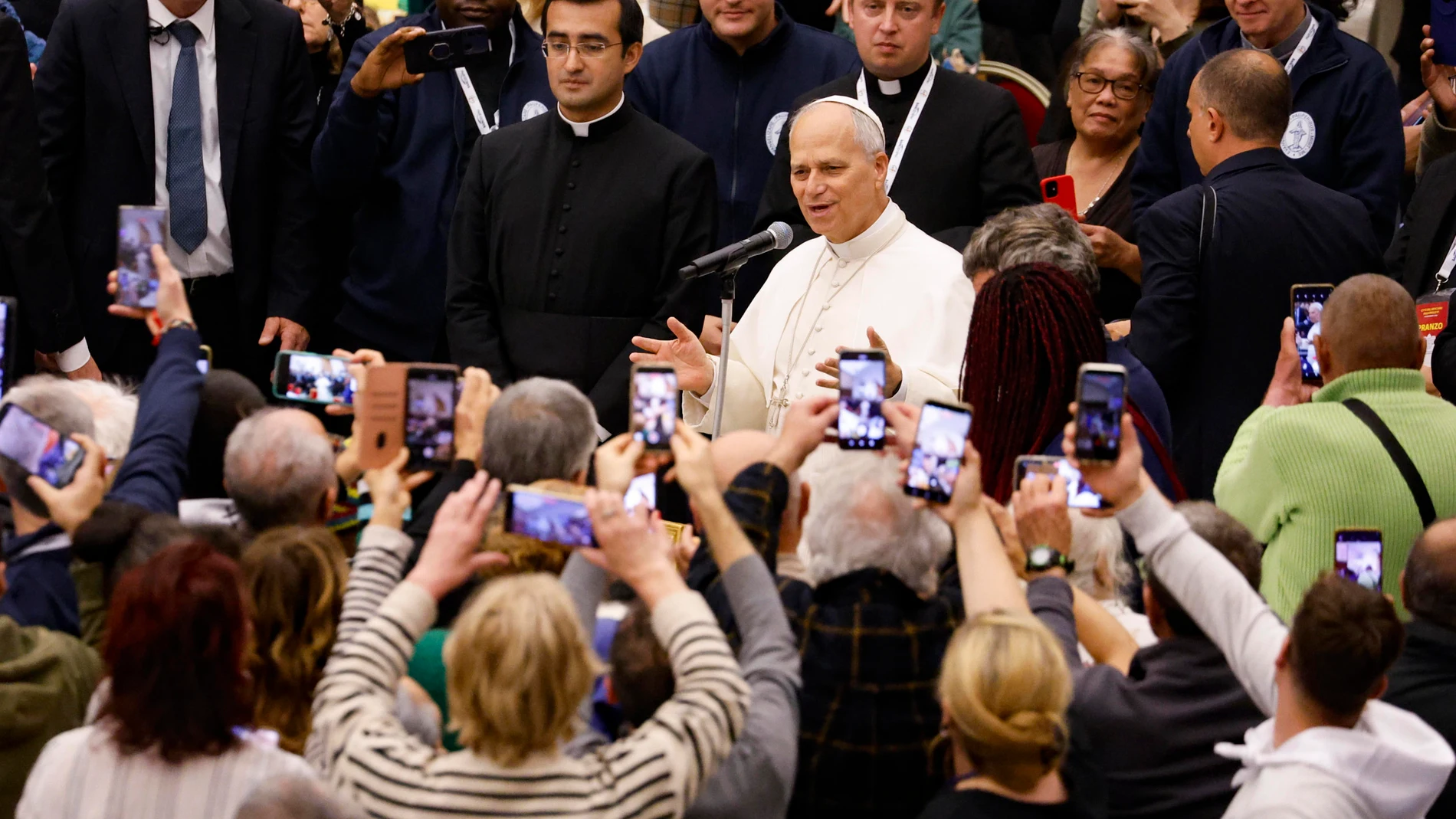 VATICAN CITY (Vatican City State (Holy See)), 16/11/2025.- Pope Leo XIV attends a lunch with the poor on the occasion of the Jubilee of the Poor and the 9th World Day of the Poor inside the Paul VI Hall, Vatican City, 16 November 2025. (Papa) EFE/EPA/FABIO FRUSTACI