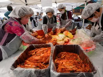 South Korea Kimchi Buddhists make kimchi, a traditional pungent vegetable dish, to donate to needy neighbors, at Jogye temple in Seoul, South Korea, Sunday, Nov. 16, 2025. (AP Photo/Ahn Young-joon)