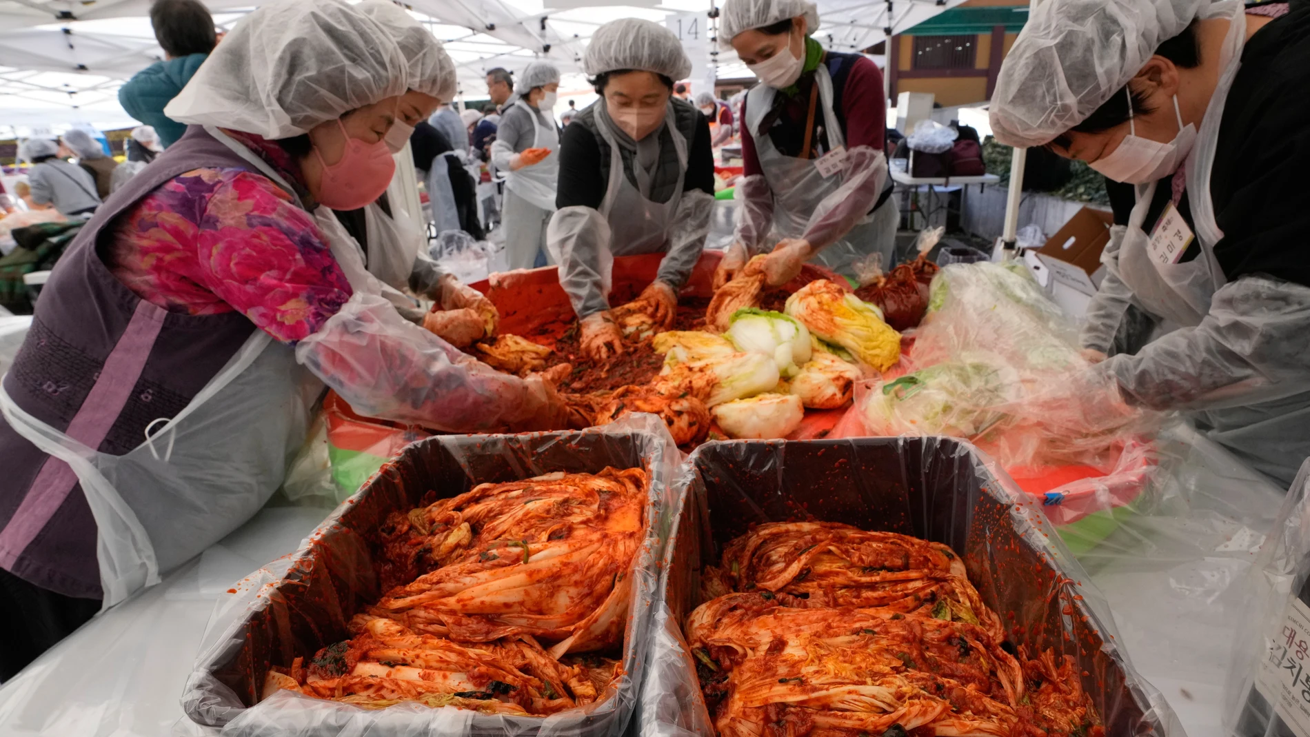 Buddhists make kimchi, a traditional pungent vegetable dish, to donate to needy neighbors, at Jogye temple in Seoul, South Korea, Sunday, Nov. 16, 2025. (AP Photo/Ahn Young-joon)