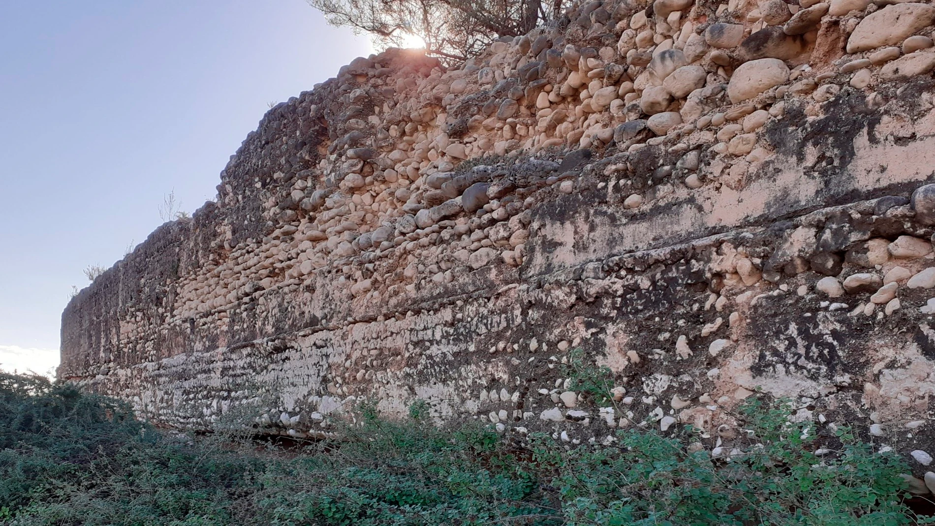 ELCHE (ALICANTE), 16/11/2025.- Vista de restos de la presa conocida como Assut de l’Argamassa, de 130 metros de longitud. Investigadores del Instituto de Arqueología y Patrimonio Histórico de la Universidad de Alicante (UA) han documentado un sorprendente sistema de gestión del agua de la época romana adaptado a zonas semiáridas en el municipio de Elche e implantado también en otros enclaves del sureste peninsular con un doble fin: contener los efectos de las riadas y almacenar recursos hídri...