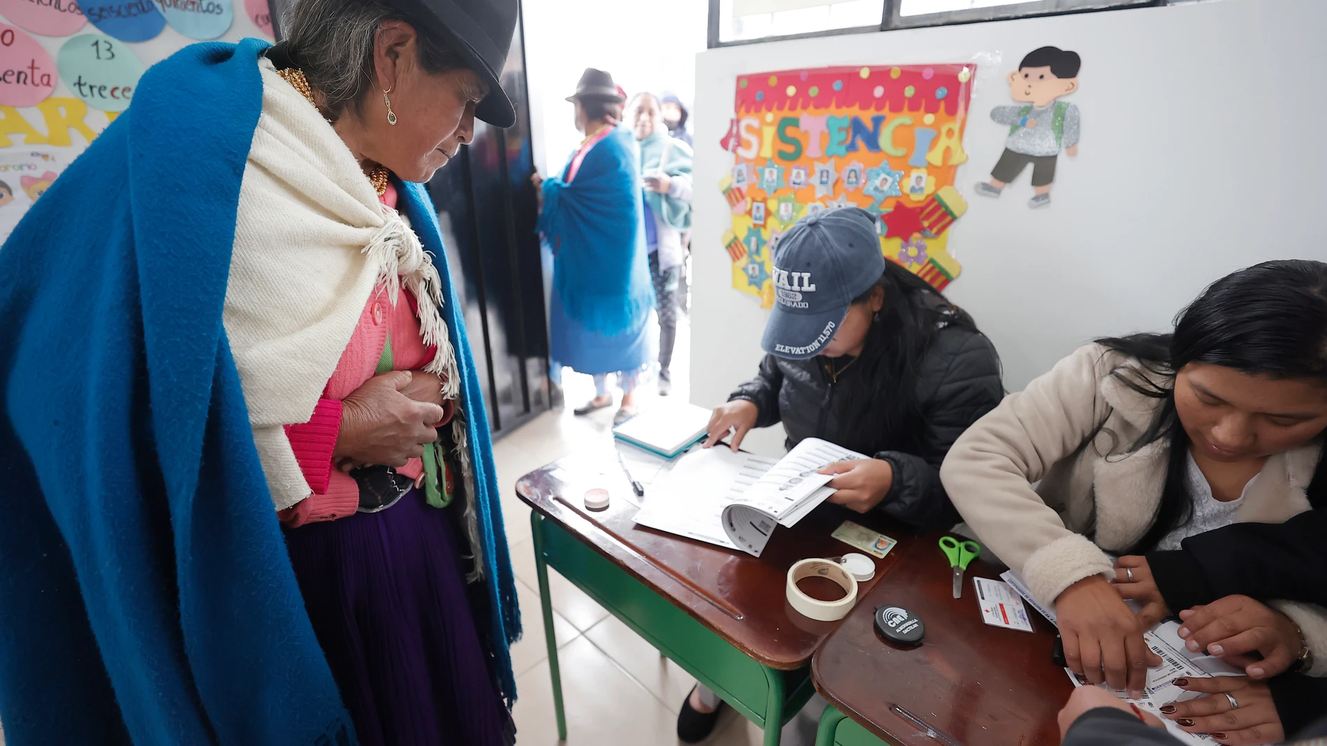 AME9622. CANGAGUA (ECUADOR), 16/11/2025.- Una indígena de la comunidad Cangagua vota para el referéndum este domingo, en Cangagua (Ecuador). La votación en Ecuador para el referéndum convocado por el presidente Daniel Noboa comenzó con más de 13,9 millones de ecuatorianos llamados a las urnas para responder a cuatro preguntas, entre ellas las que plantean establecer una Asamblea Constituyente que elabore una nueva constitución y permitir nuevamente la instalación de bases militares extranjera...